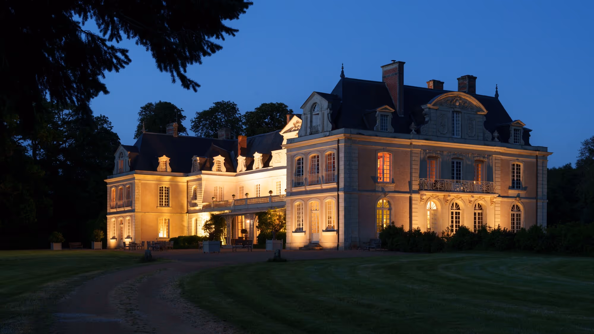 Château des Briottières at dusk